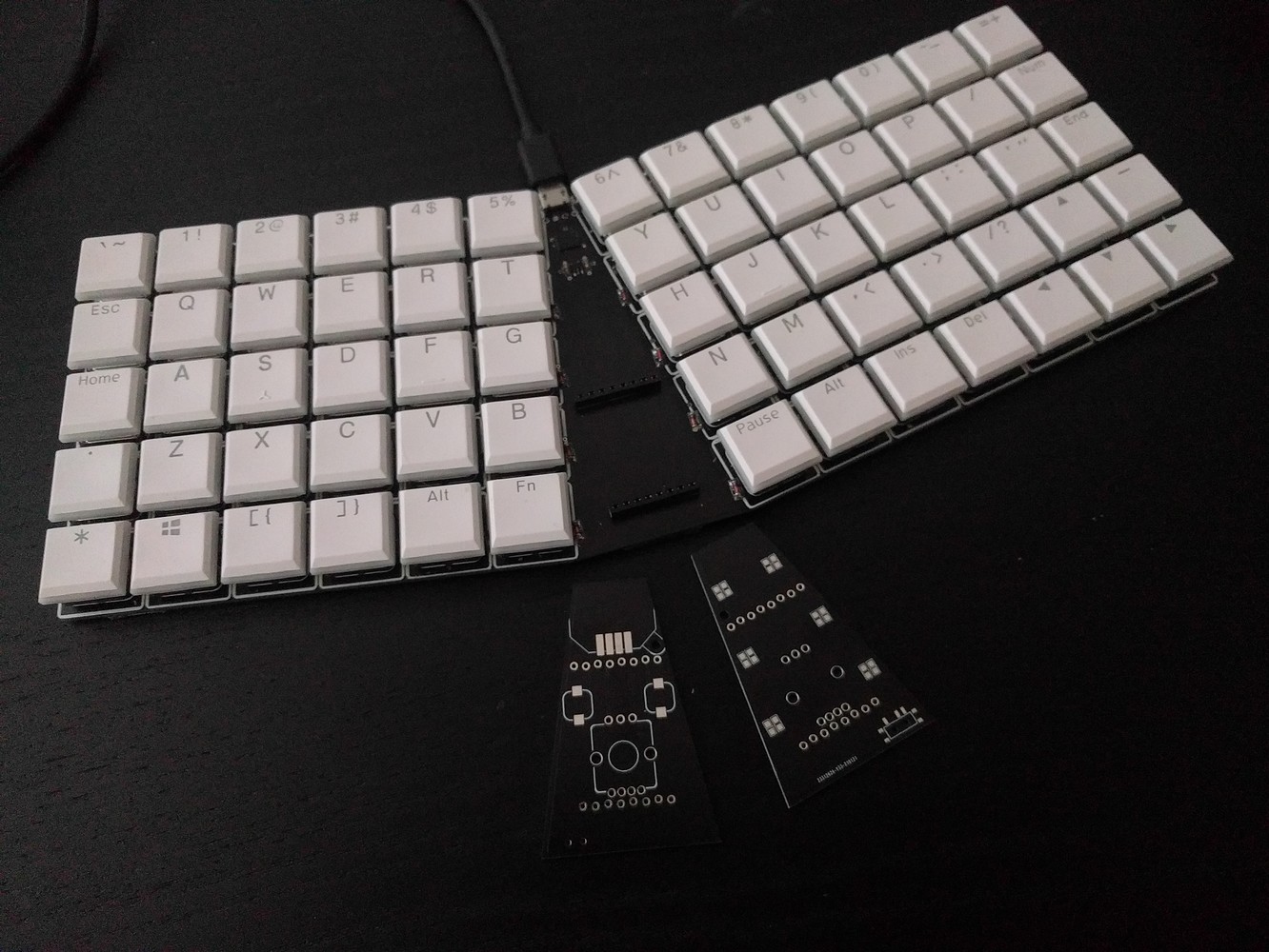 Kamina — a 60key ortholinear lowprofile split onepiece keyboard